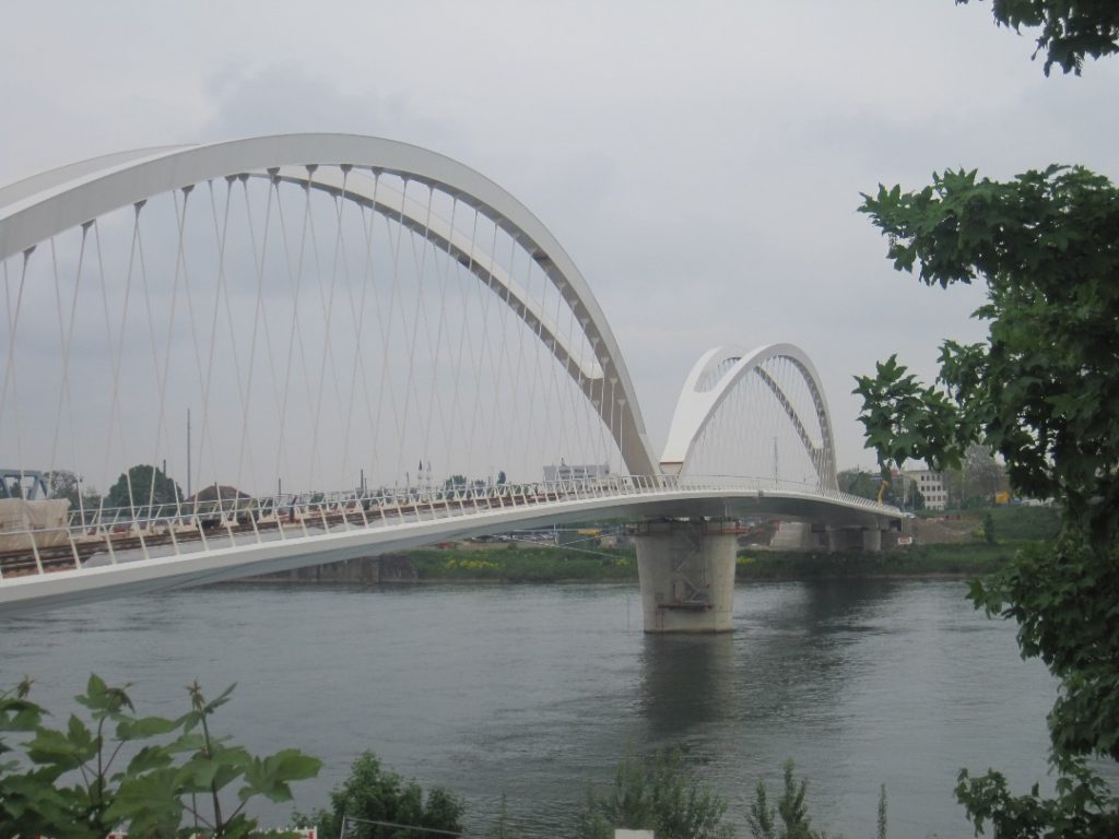 Blick auf die beiden Bögen der Rheinbrücke