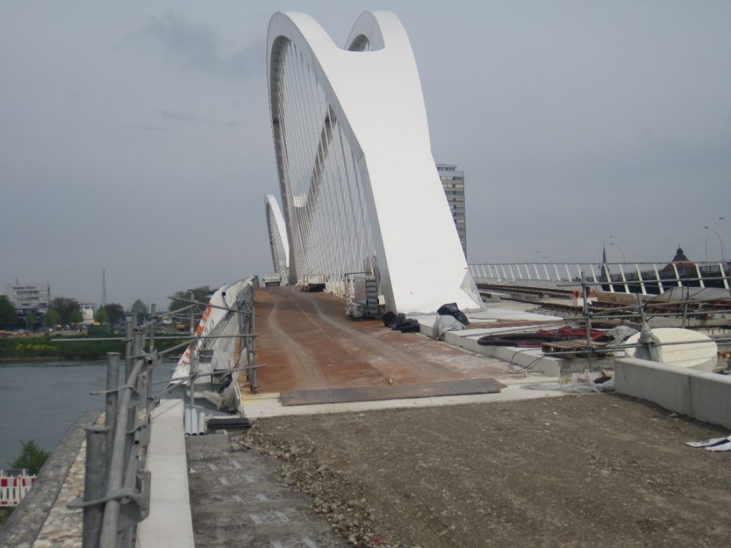 Rheinbrücke - Bogen bildet Trennung des Geh-Radweges und der Tramtrasse